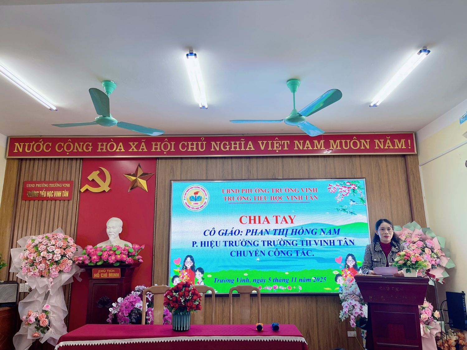 LỄ ĐÓN TÂN PHÓ HIỆU TRƯỞNG : CÔ TRẦN THỊ QUỲNH HOA VÀ CHIA TAY PHÓ HIỆU TRƯỞNG : CÔ PHAN THỊ HỒNG NAM