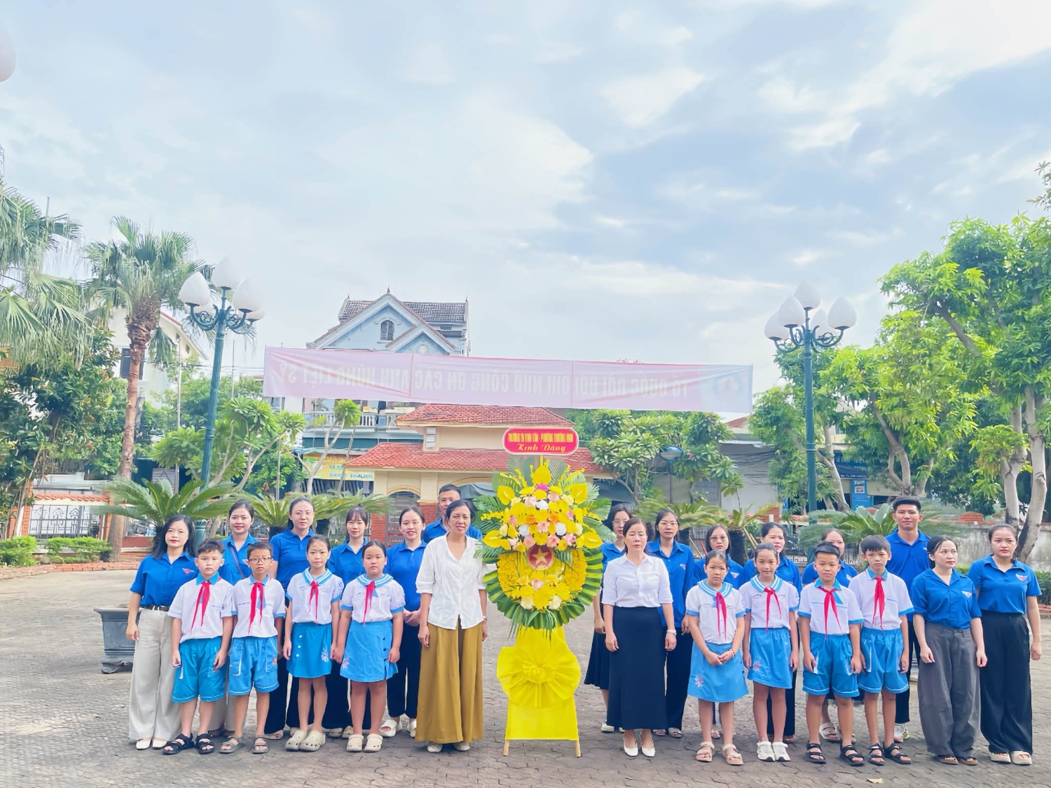 Thành kính dâng hương – Đời đời ghi nhớ công ơn các Anh hùng liệt sĩ